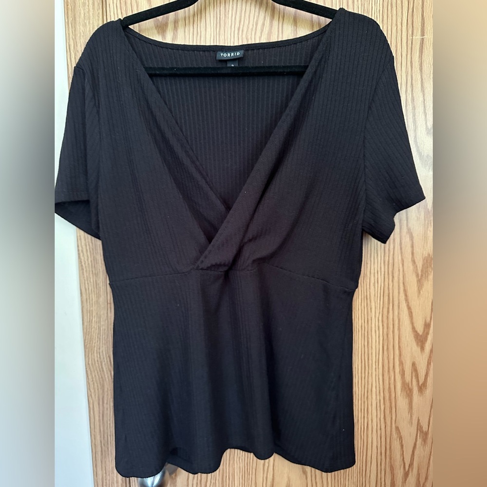 Torrid peplum top fitted 2X EUC ribbed faux wrap v-neck short sleeves black